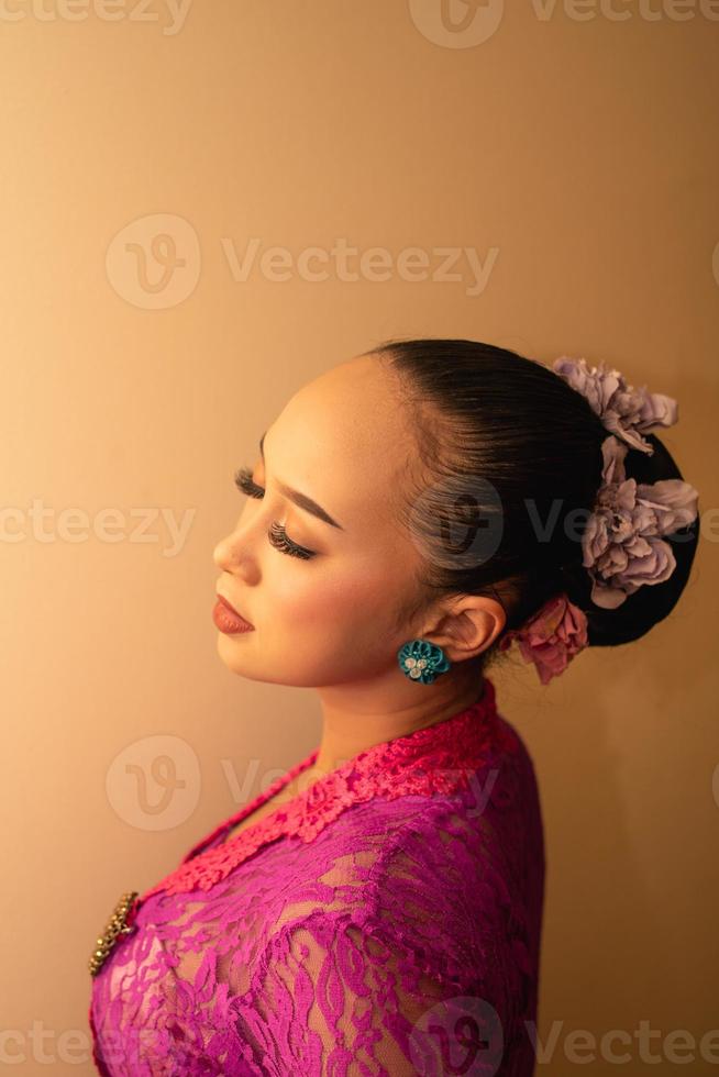 Balinese bride wearing the pink wedding dress before the ceremony has