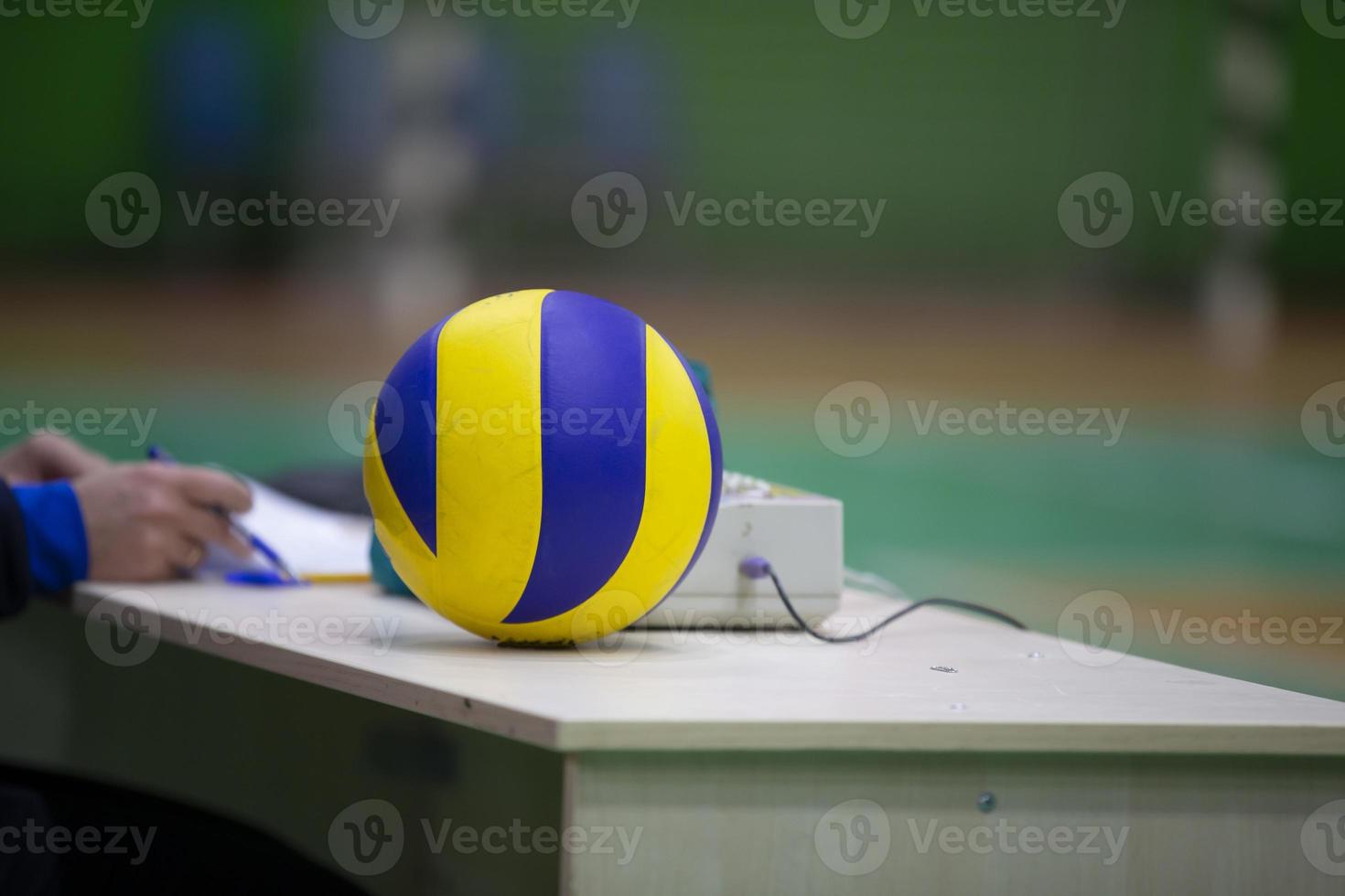 voleibol en la mesa del árbitro. foto