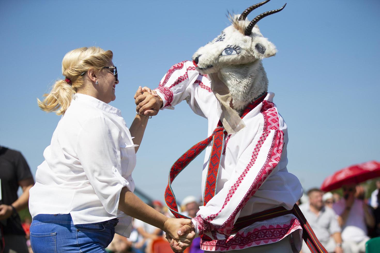 31 de julio de 2021. bielorrusia, el pueblo de avtyuki. bailando en el pueblo. una danza étnica con una cabra que se usa en muchas culturas eslavas. foto