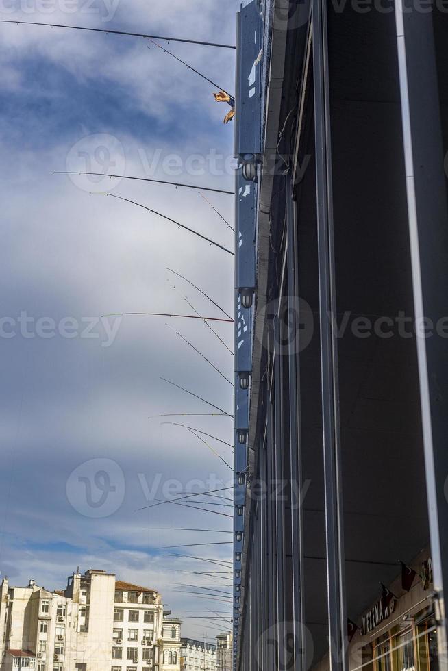 estambul turquía 22 de enero de 2023, los pescadores capturan peces en el puente de galata. foto