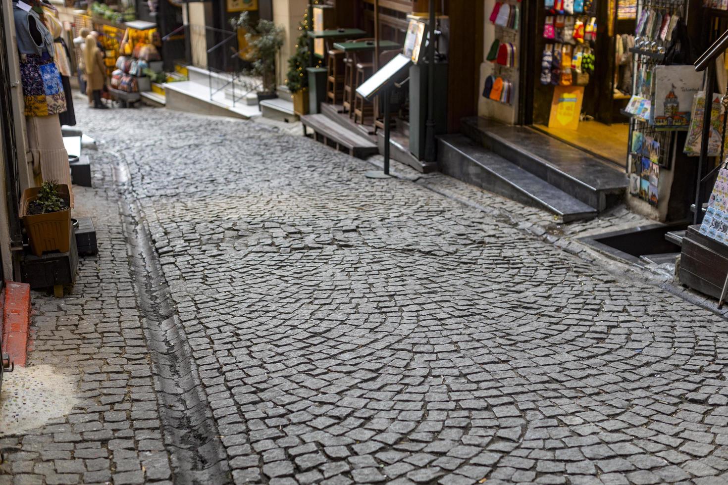 un camino de adoquines con un fondo gris en la ciudad de estambul. foto