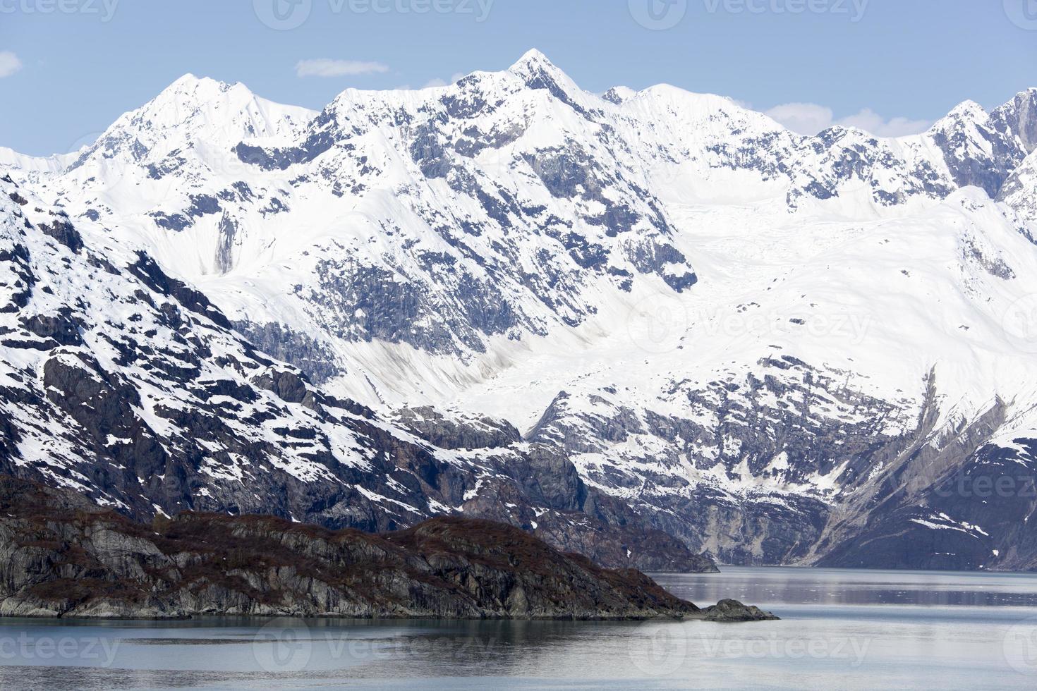 montañas nevadas del parque nacional de la bahía de los glaciares en primavera foto