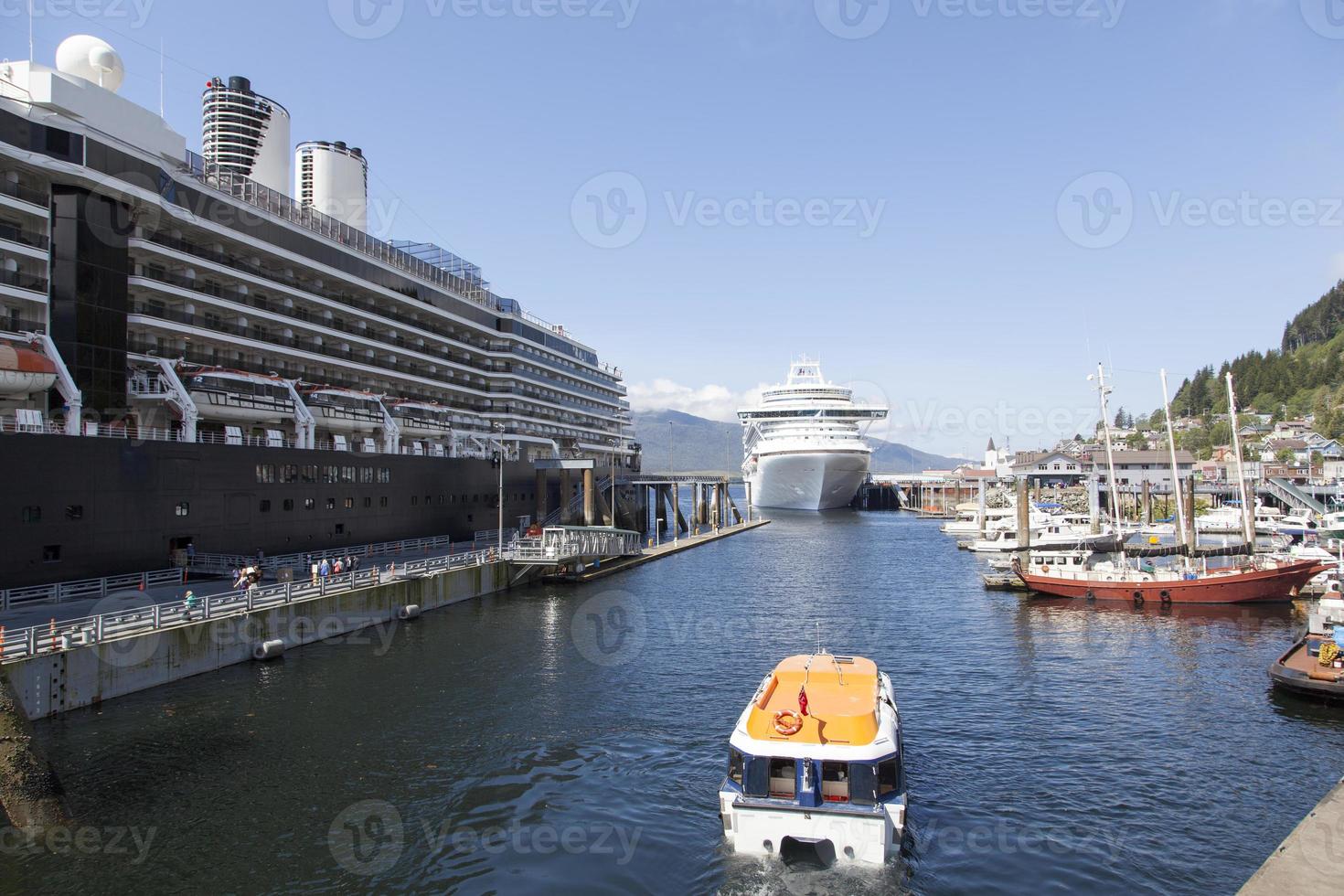 barcos y cruceros de la ciudad de ketchikan foto