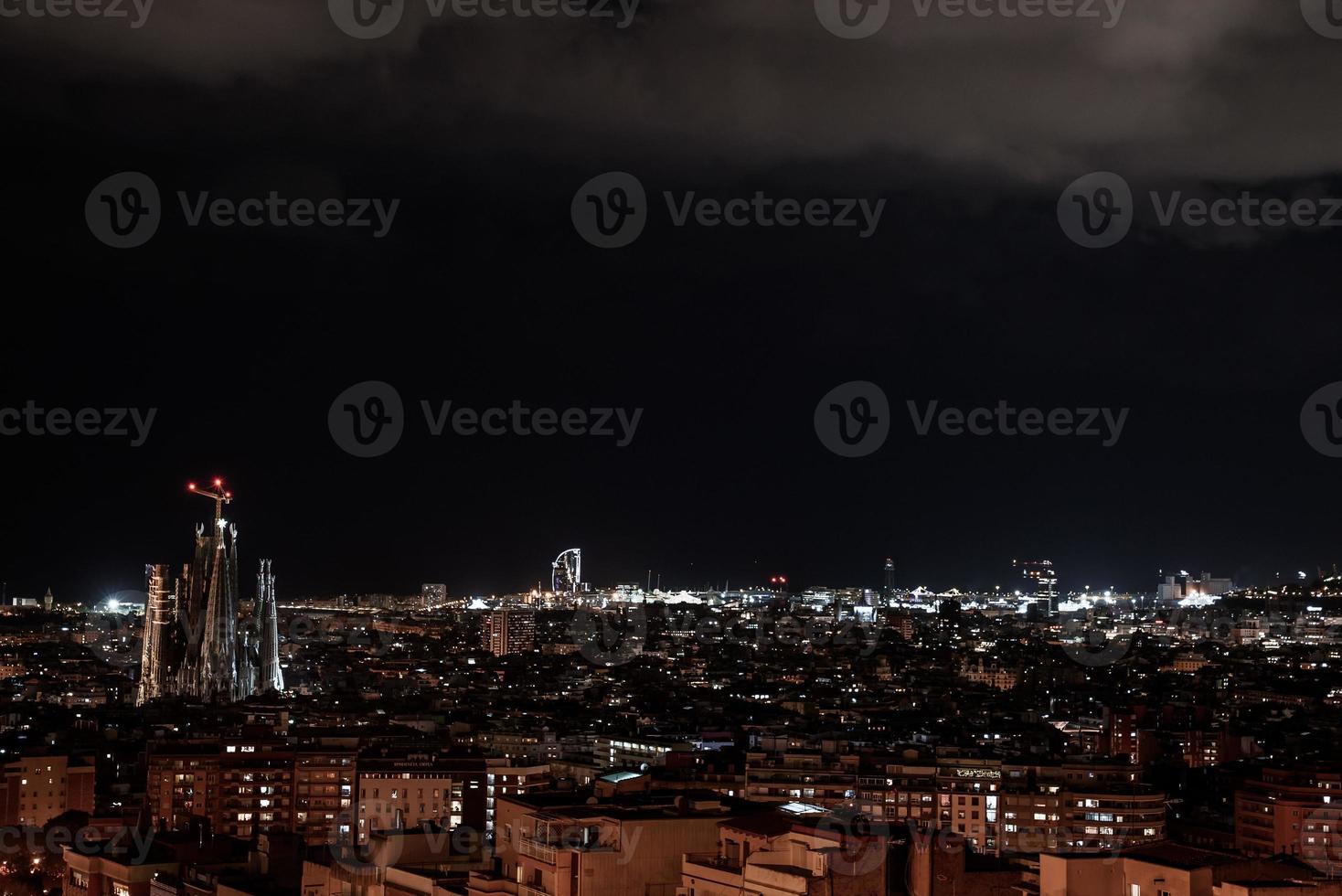 vista nocturna de la catedral de la sagrada familia. impresionante catedral foto