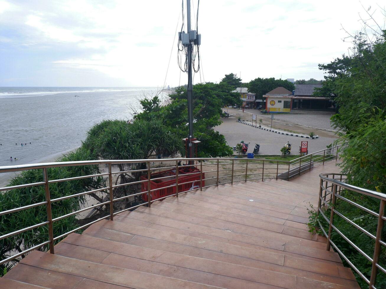 camino o puente o escaleras de madera en la playa, vista del puente de la playa en sayang heulang indonesia foto