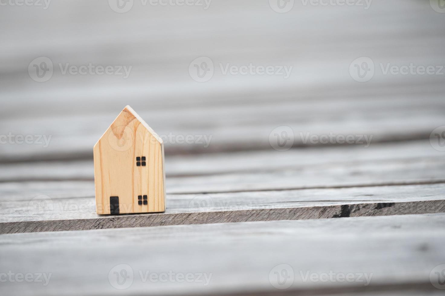 nuevo concepto de hogar - familia joven con modelo a escala de casa de ensueño en las manos foto