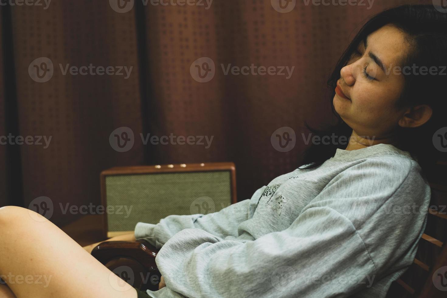 mujeres asiáticas sentadas y escuchando música y durmiendo en un salón de estilo retro foto