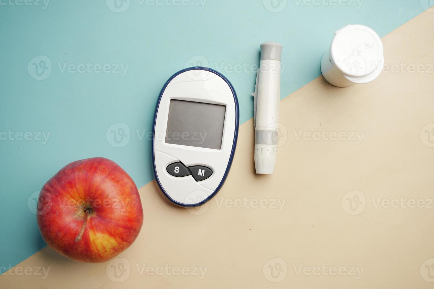 Herramientas de medición para diabéticos, manzana en la mesa foto