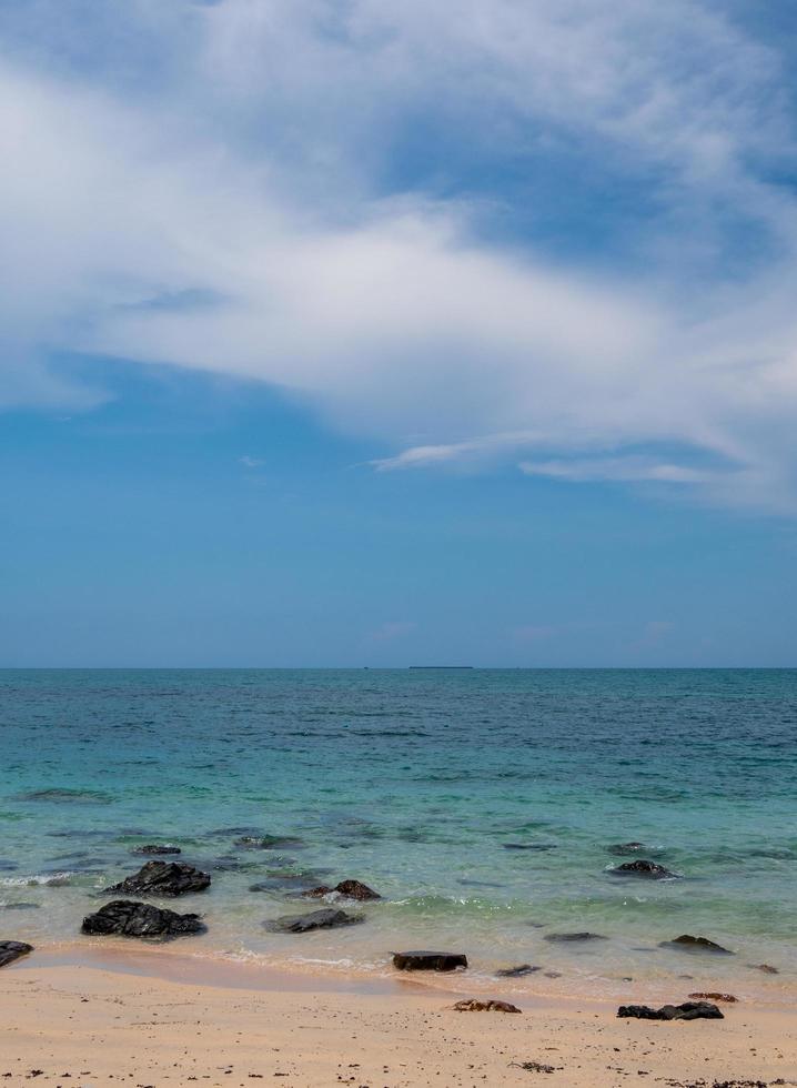paisaje verano vista tropical mar playa roca azul cielo blanco arena fondo tranquilo naturaleza océano hermoso ola choque salpicaduras agua viajes nang ram playa este tailandia chonburi exótico horizon. foto