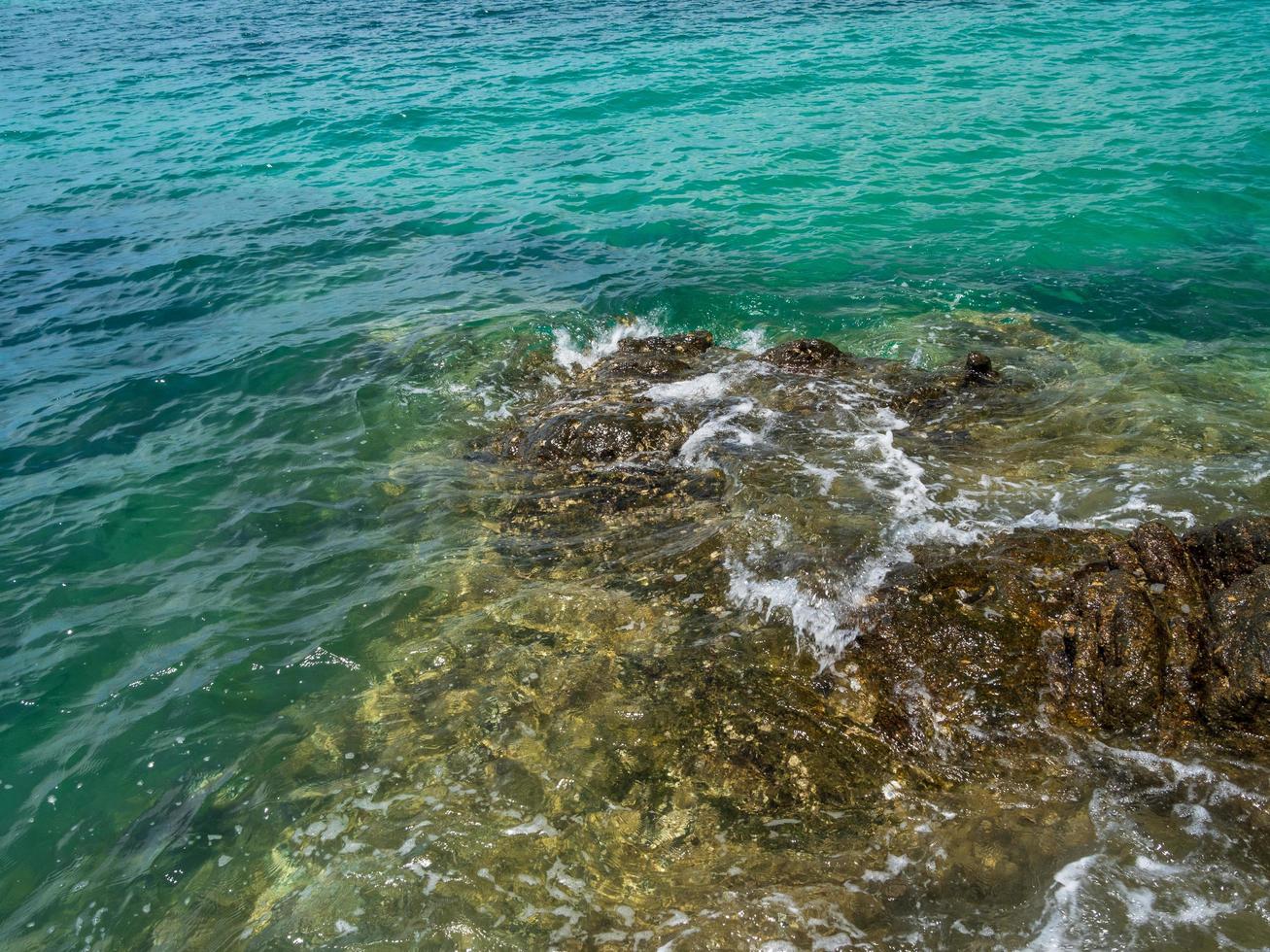 paisaje verano vista tropical mar playa roca azul cielo blanco arena fondo tranquilo naturaleza océano hermoso ola choque salpicaduras agua viajes nang ram playa este tailandia chonburi exótico horizon. foto