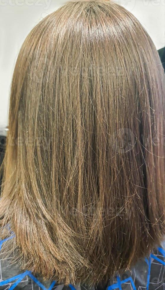 coloración y corte de cabello. peluquería en un salón de belleza. primer plano del cabello. foto