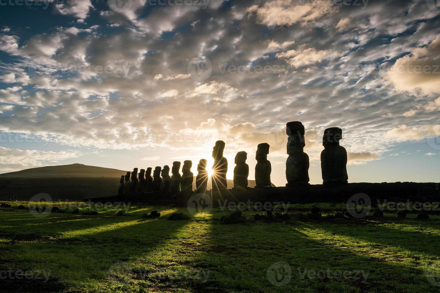 tiro de silueta de estatuas moai en isla de pascua foto