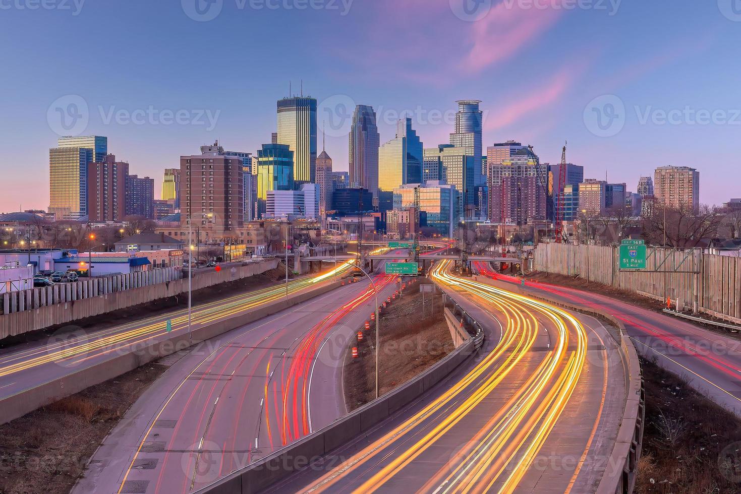 hermoso horizonte de la ciudad del centro de minneapolis con semáforo al atardecer foto