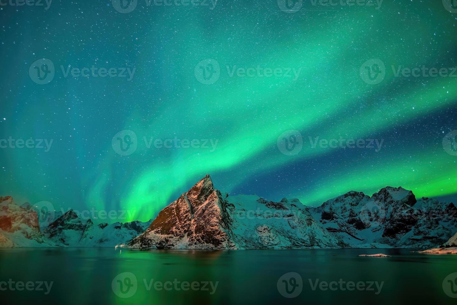 hermoso paisaje natural de lofoten en noruega foto