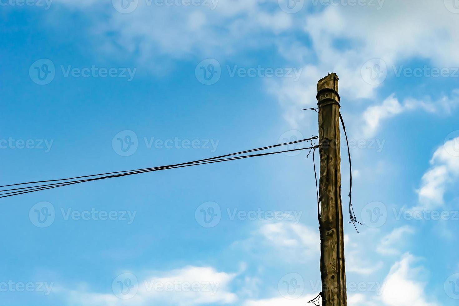 Poste eléctrico de potencia con cable de línea sobre fondo de color cerrar foto