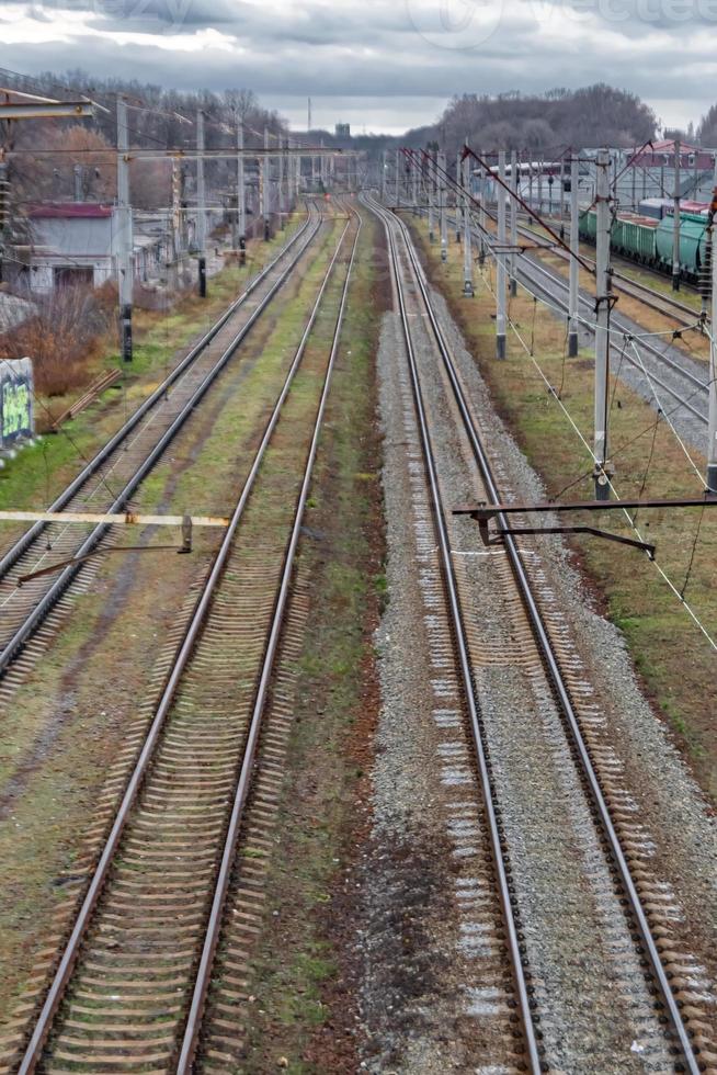 fotografía al tema de la vía férrea después de pasar el tren en el ferrocarril foto