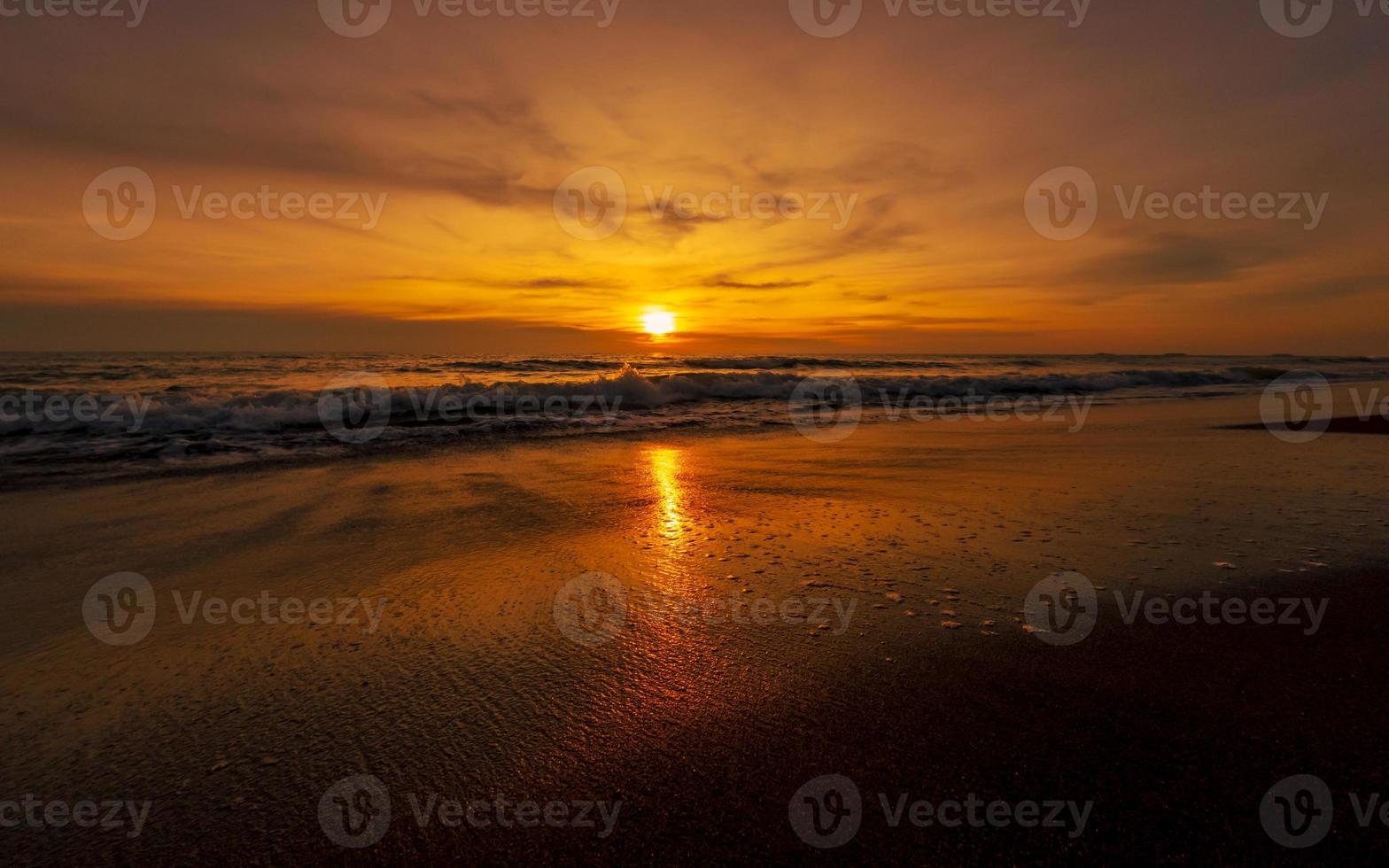 hermoso paisaje de playa vacía con cielo dramático foto