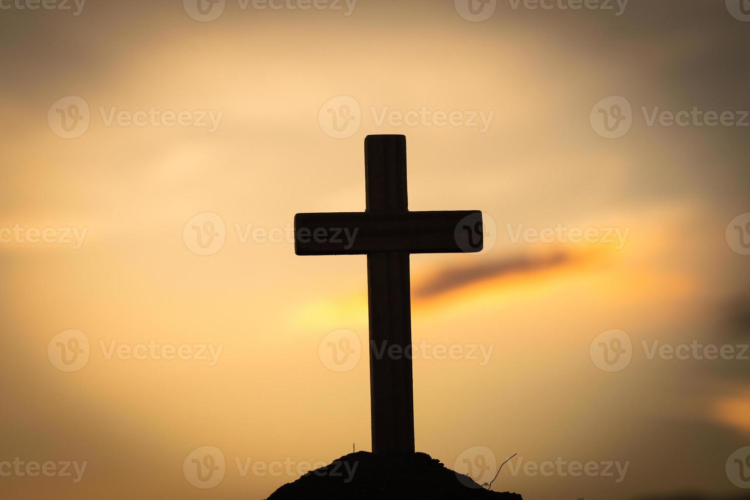 silueta de cruz crucifijo al atardecer con fondo sagrado y claro. foto