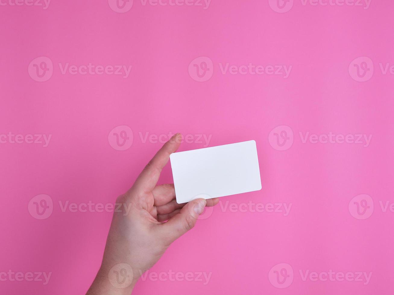 tarjeta de visita rectangular blanca vacía en una mano femenina foto