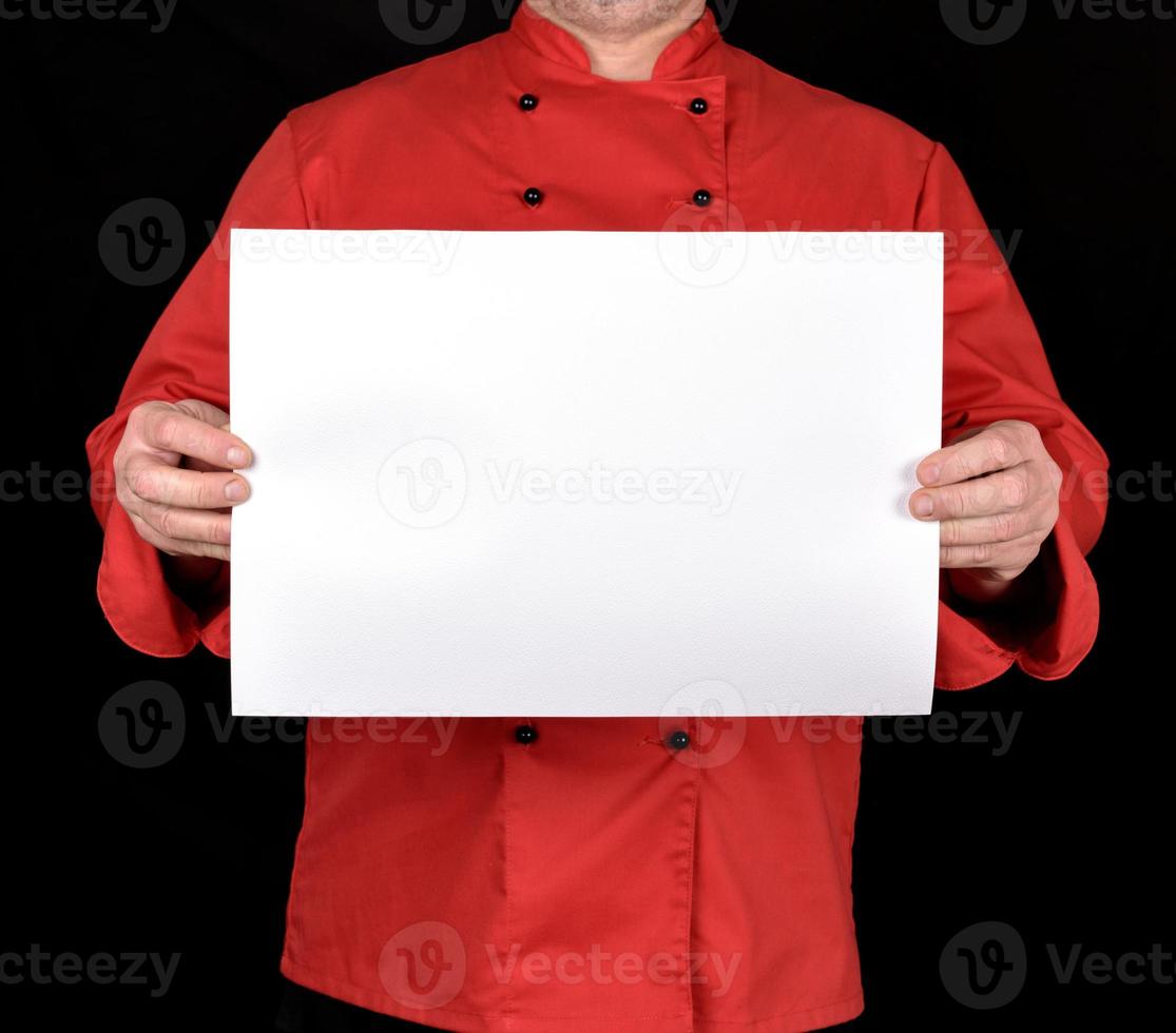 chef con uniforme rojo sosteniendo una hoja en blanco foto