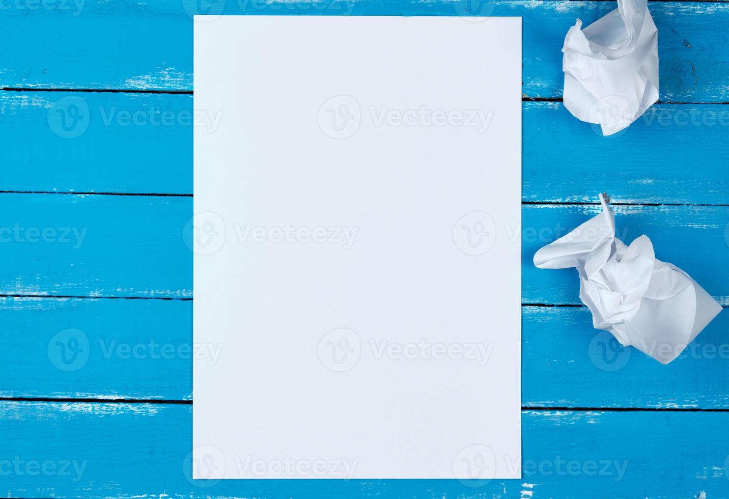 hoja de papel rectangular blanca en blanco y trozos de papel arrugados foto