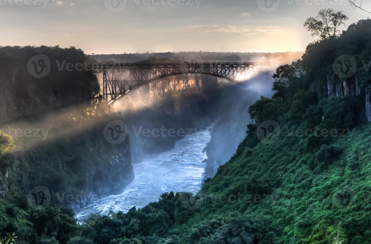 cataratas victoriacataratas victoria en la frontera de zimbabwe y zambia foto