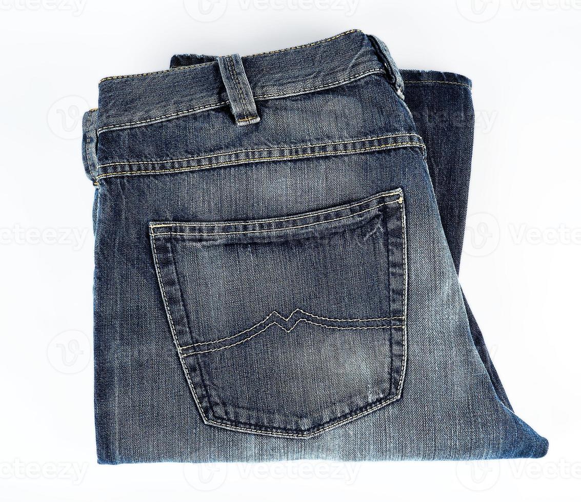 jeans de hombre azul doblados sobre un fondo blanco foto