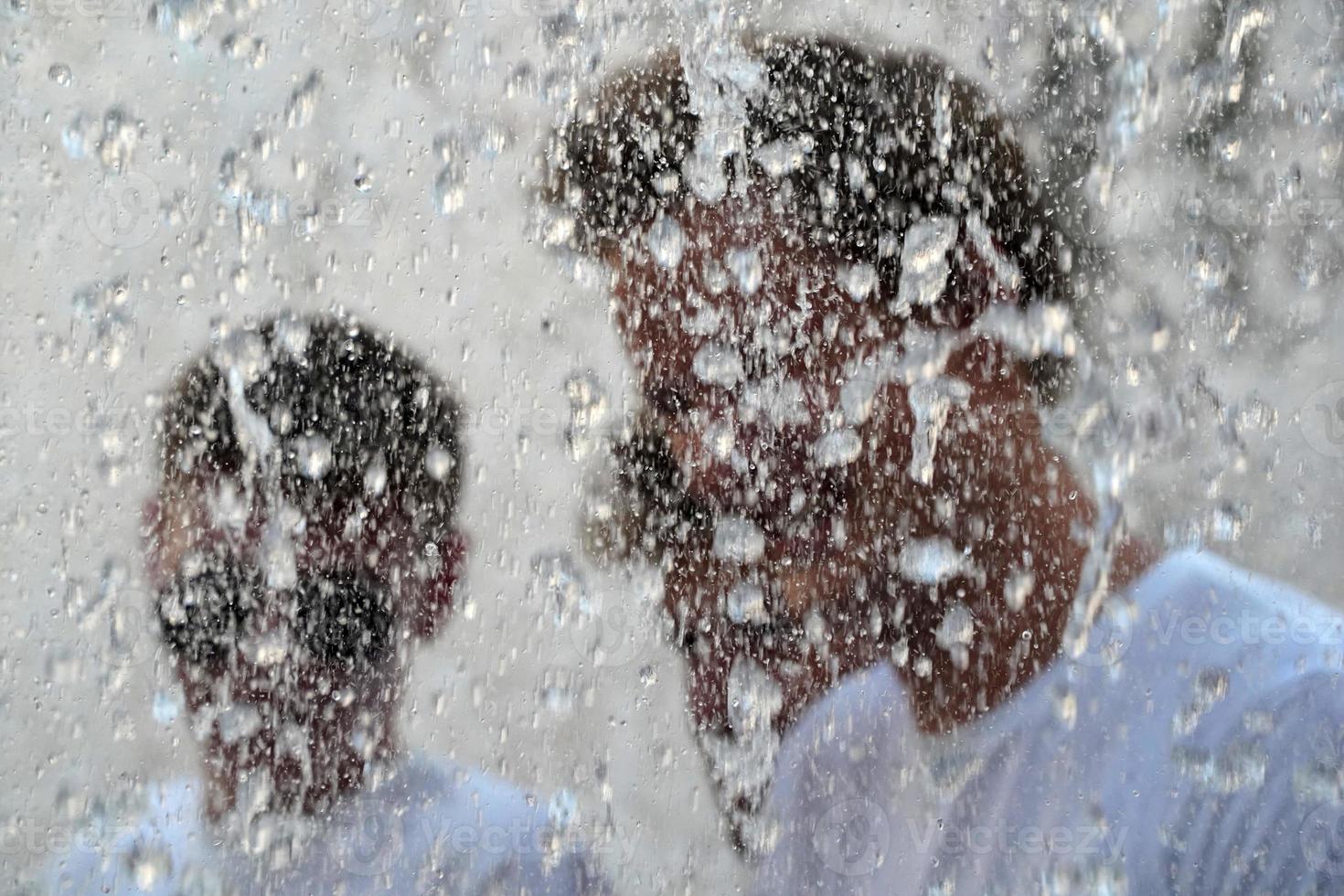 gente dentro de la fuente del rockfeller center splash en nueva york manhattan foto