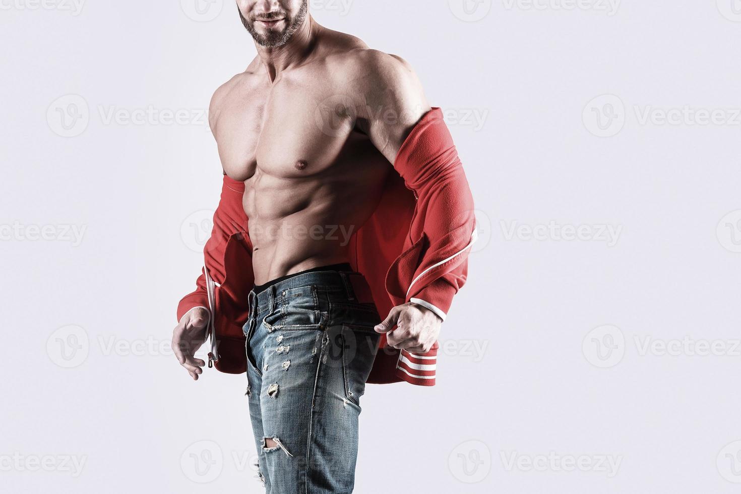 hombre musculoso culturista usando jeans foto