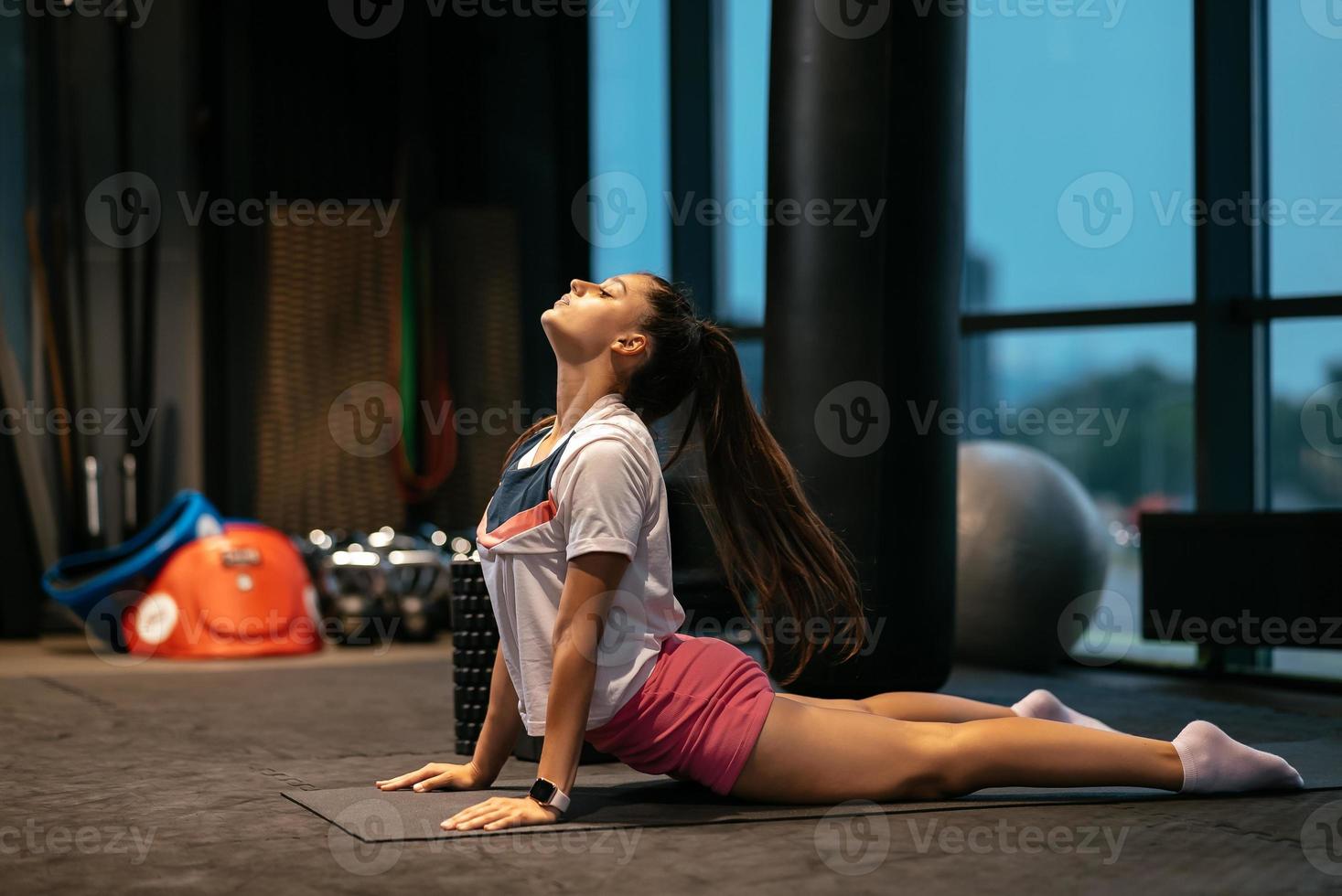 mujer joven haciendo ejercicio, haciendo yoga o pilates foto