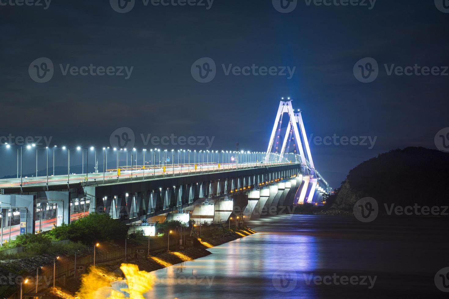 vista nocturna del puente yeongjong en incheon, corea foto