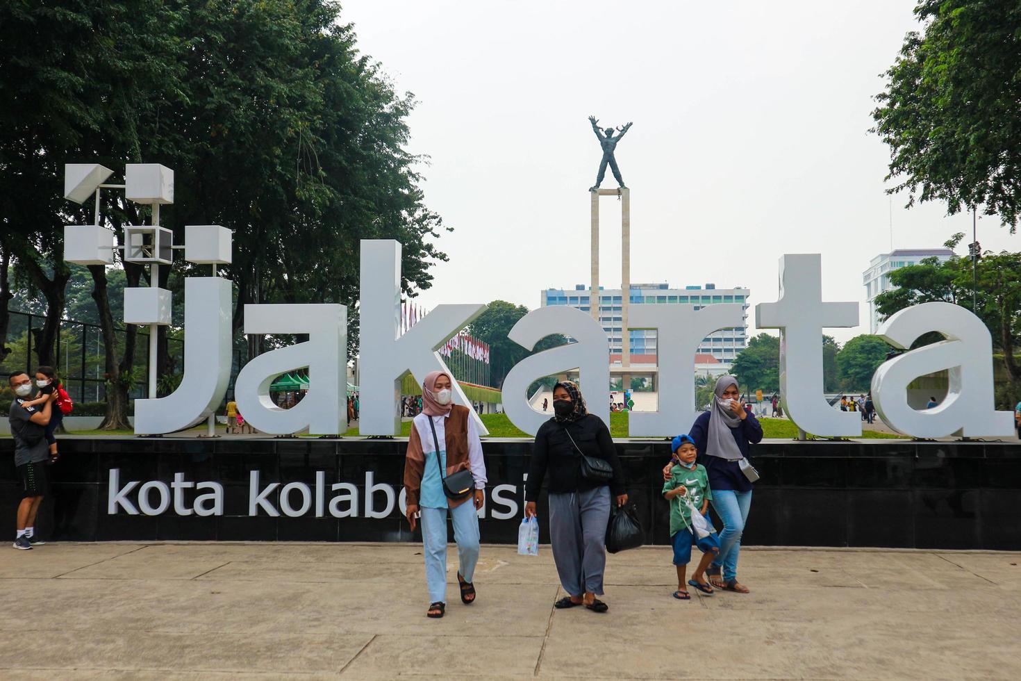 jakarta, indonesia en agosto de 2022. visitantes amantes de la flora y la fauna que visitan la exposición flona 2022 en el campo banteng en el centro de yakarta. foto