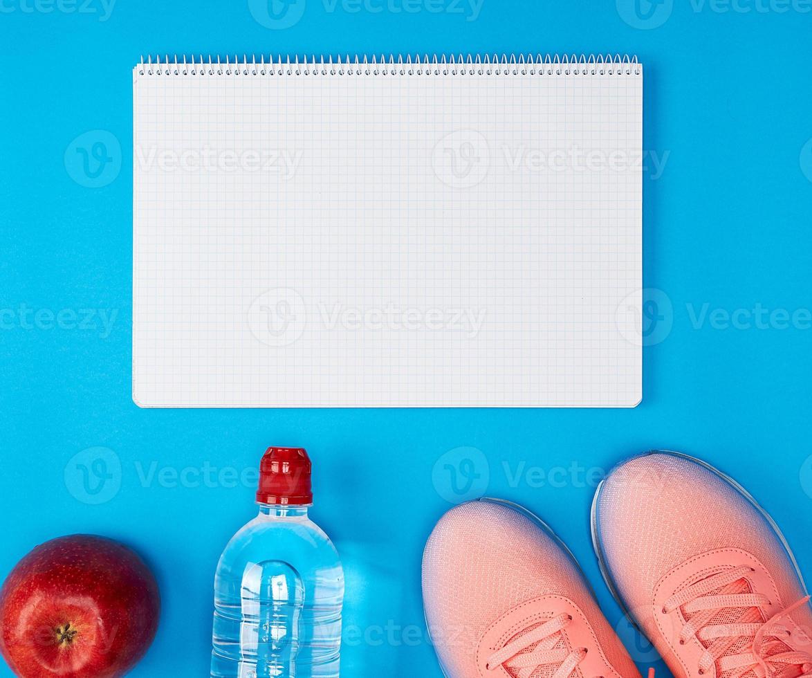 abra el cuaderno vacío y la ropa deportiva de mujer para deportes y fitness foto