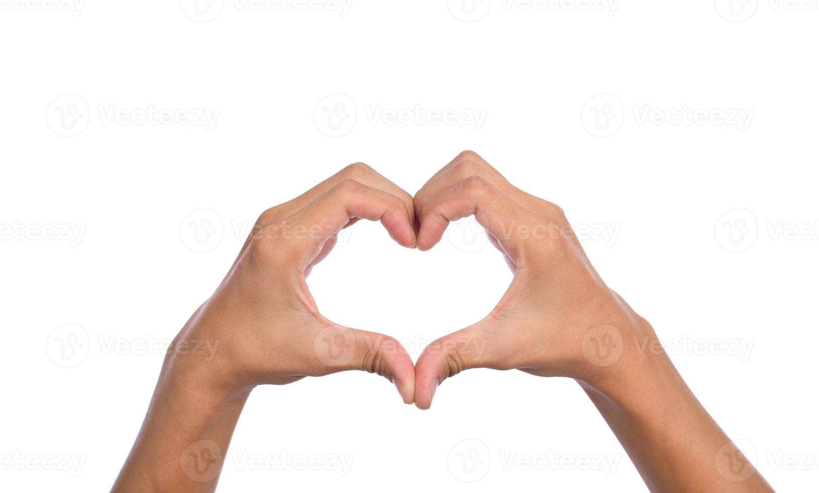 manos del hombre haciendo una forma de corazón sobre un fondo blanco aislado foto