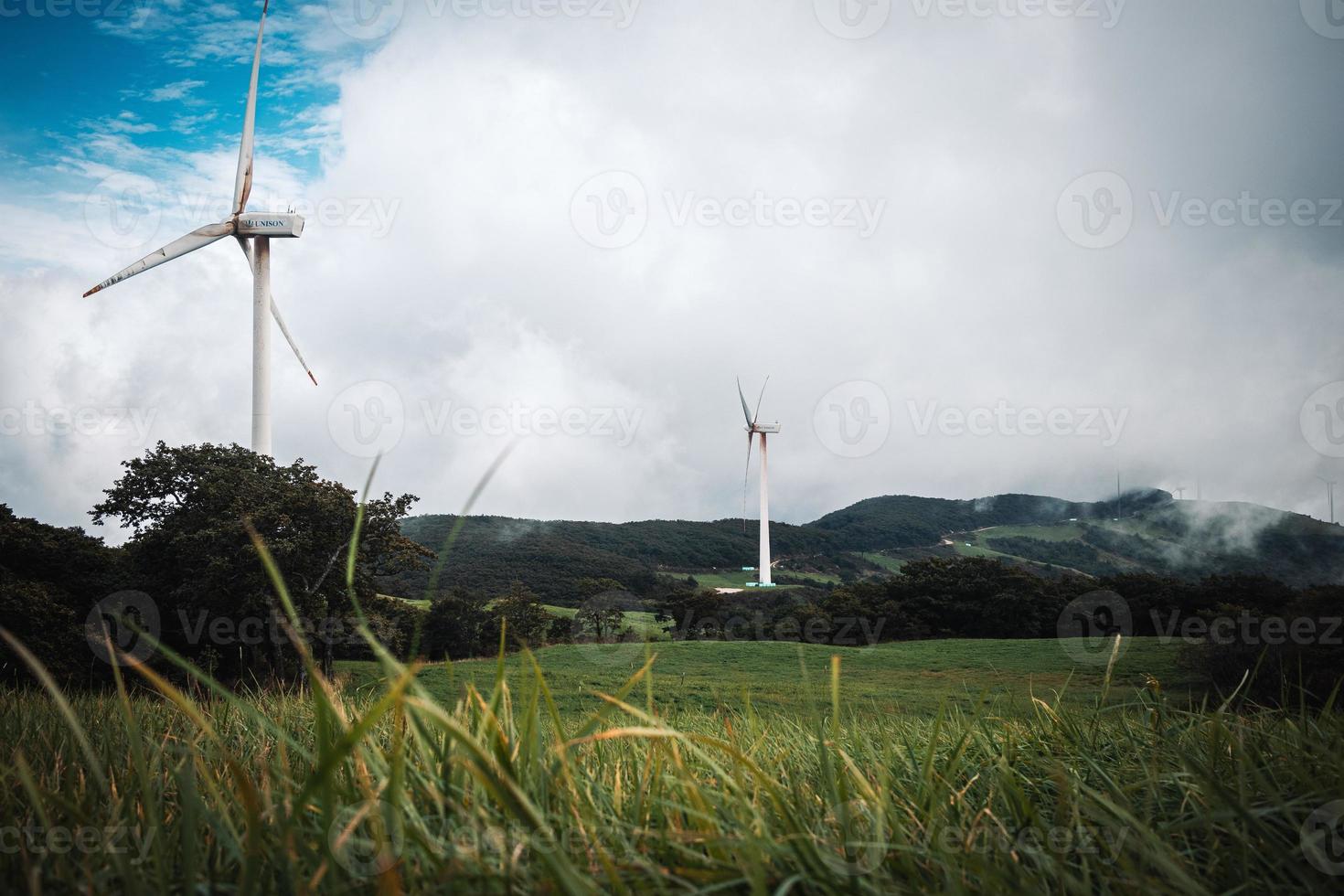 turbina de molino de viento en campo de hierba foto