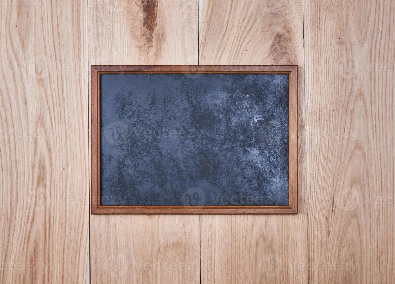 marco de madera con fondo negro foto