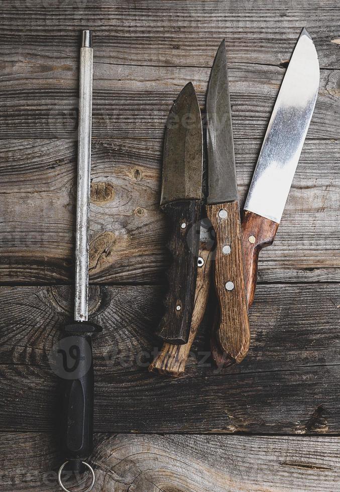 cuchillo con afilado sobre la mesa foto