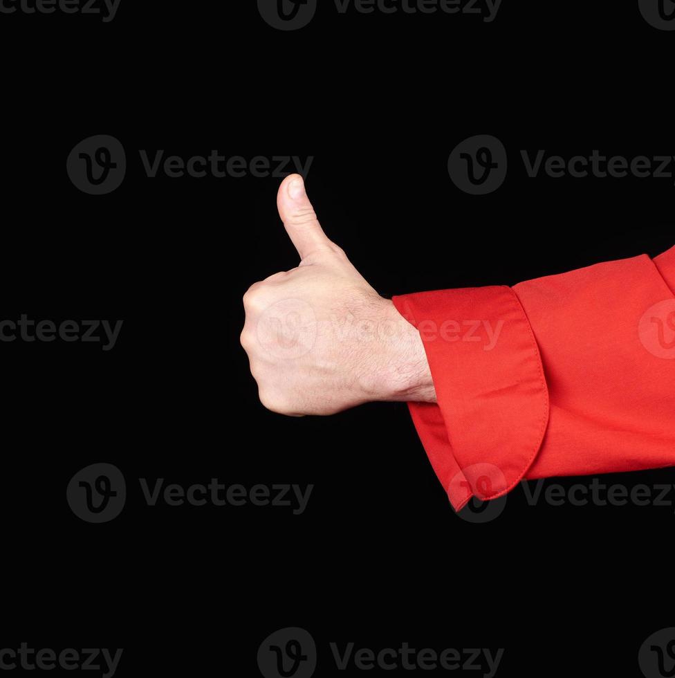 mano en uniforme rojo muestra un gesto de aprobación foto