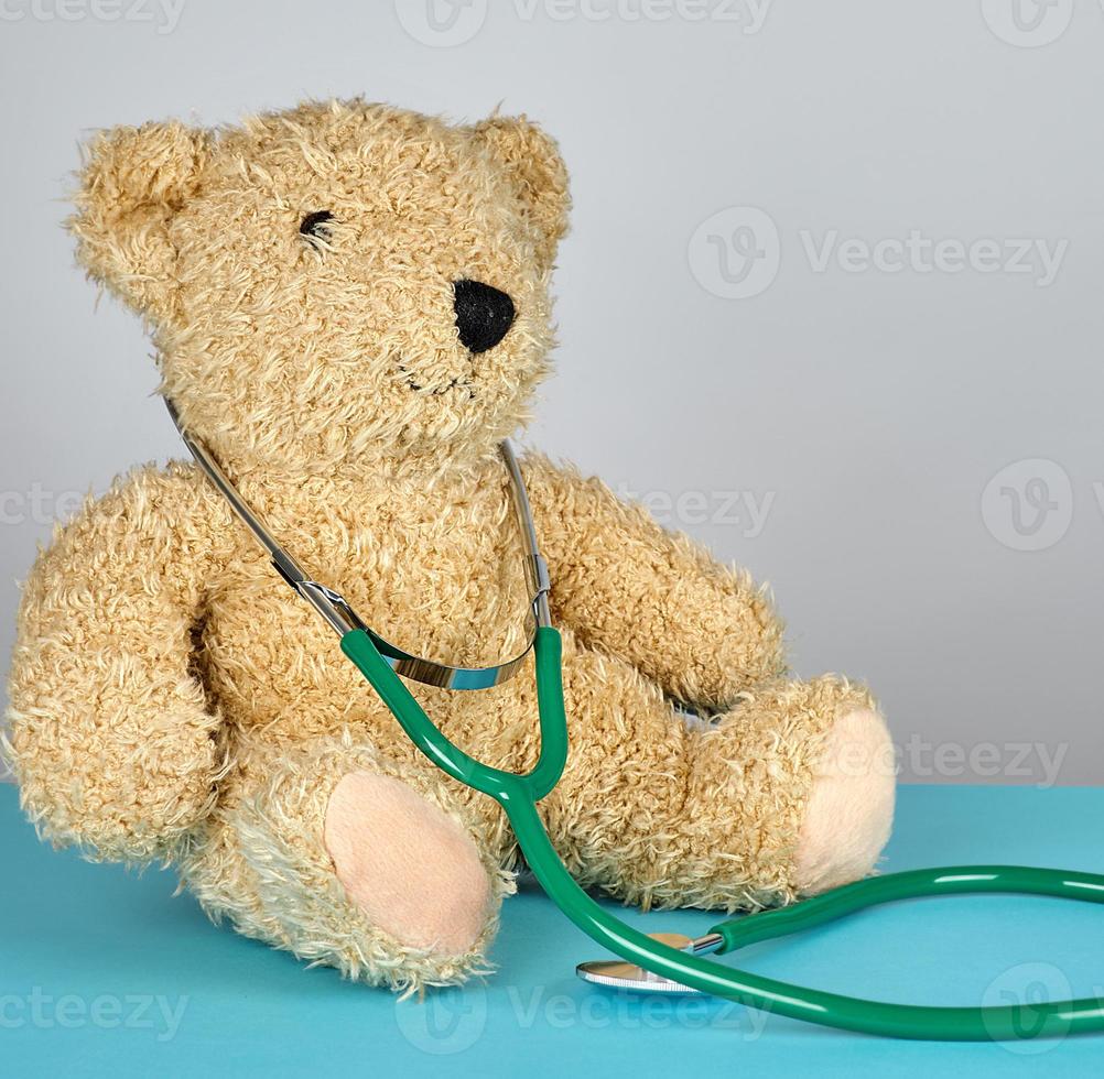 oso de peluche y estetoscopio médico verde foto