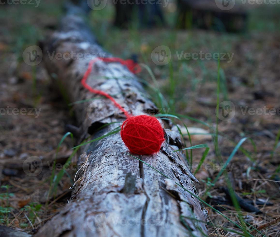 pequeña bola roja de hilo de lana desenrollada foto