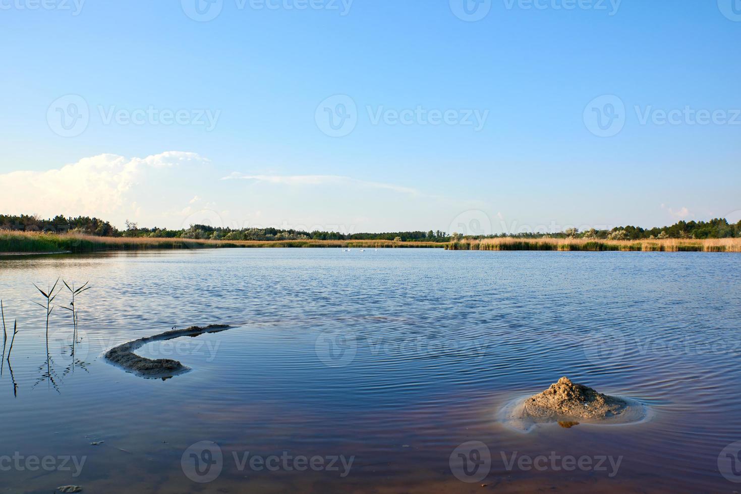 lago terapéutico con yodo y minerales en medio de la estepa salvaje foto