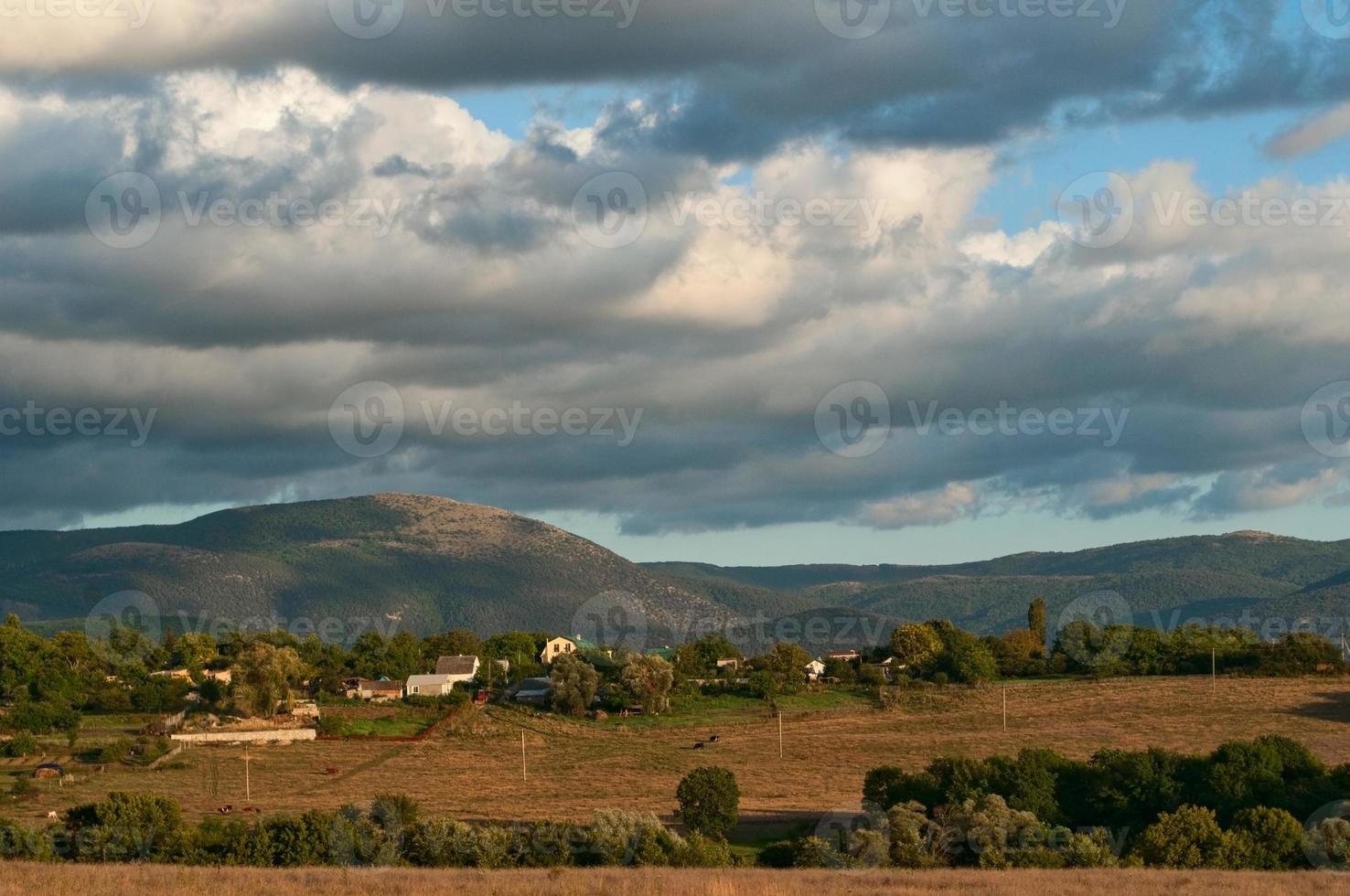 espesas nubes sobre un valle verde con montañas baydarskaya foto