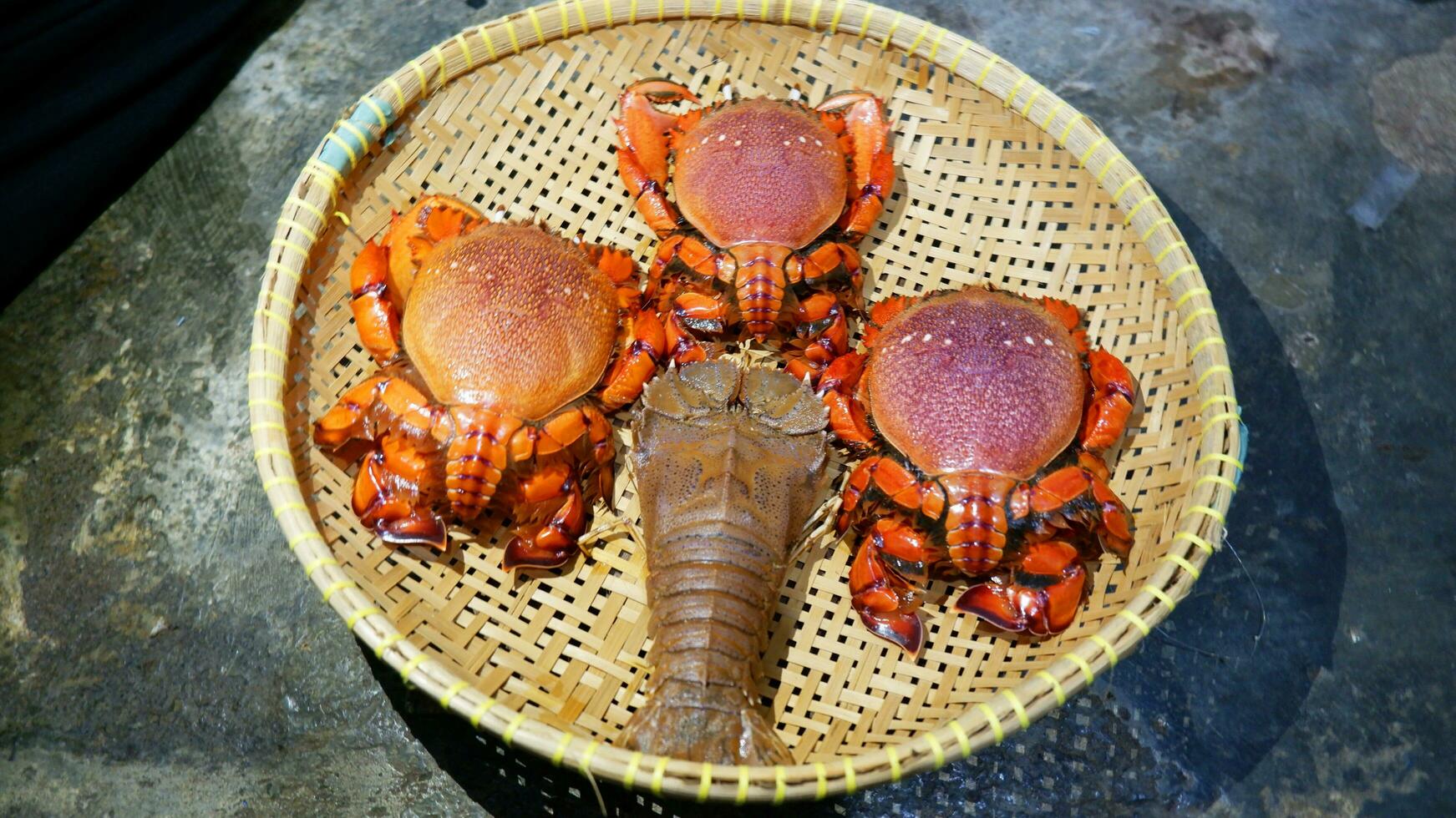 el cangrejo o los mariscos se almacenan en un recipiente tejido de bambú o ayakaan foto