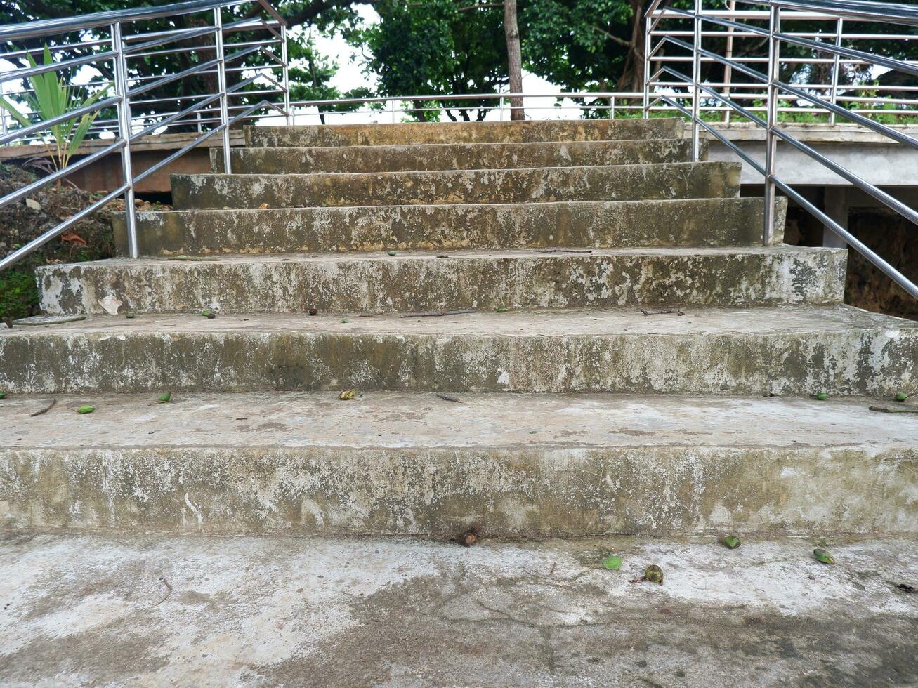 escaleras de cemento sucias y en mal estado foto