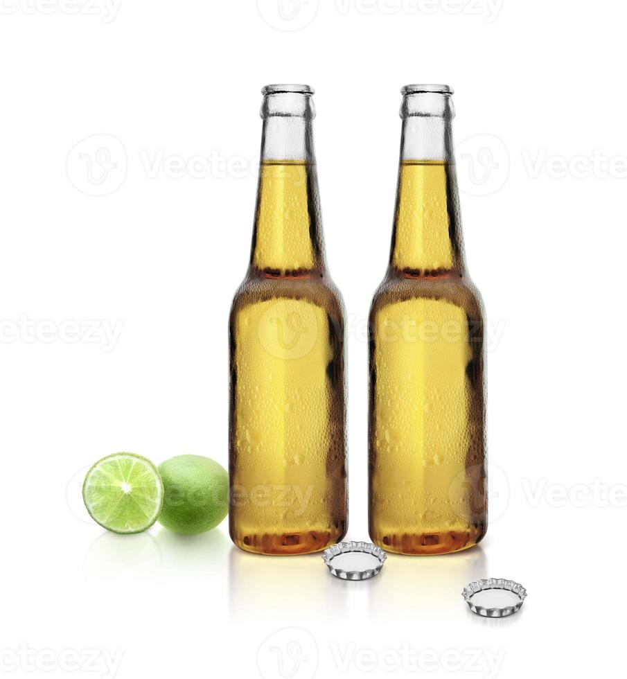 botella de cerveza con limón sobre fondo blanco foto