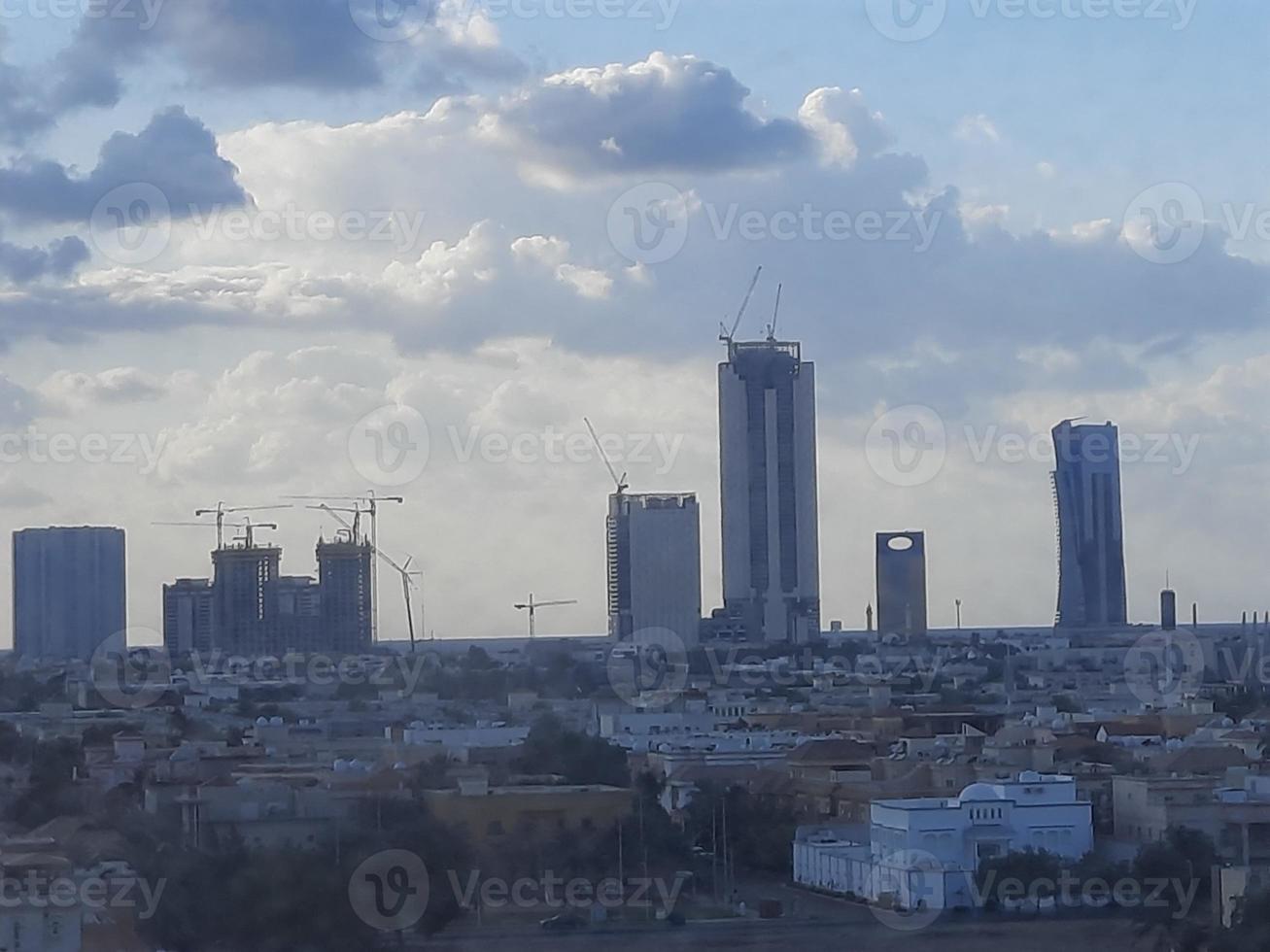 hermoso horizonte diurno de la ciudad de jeddah, la segunda ciudad más grande de arabia saudita. foto