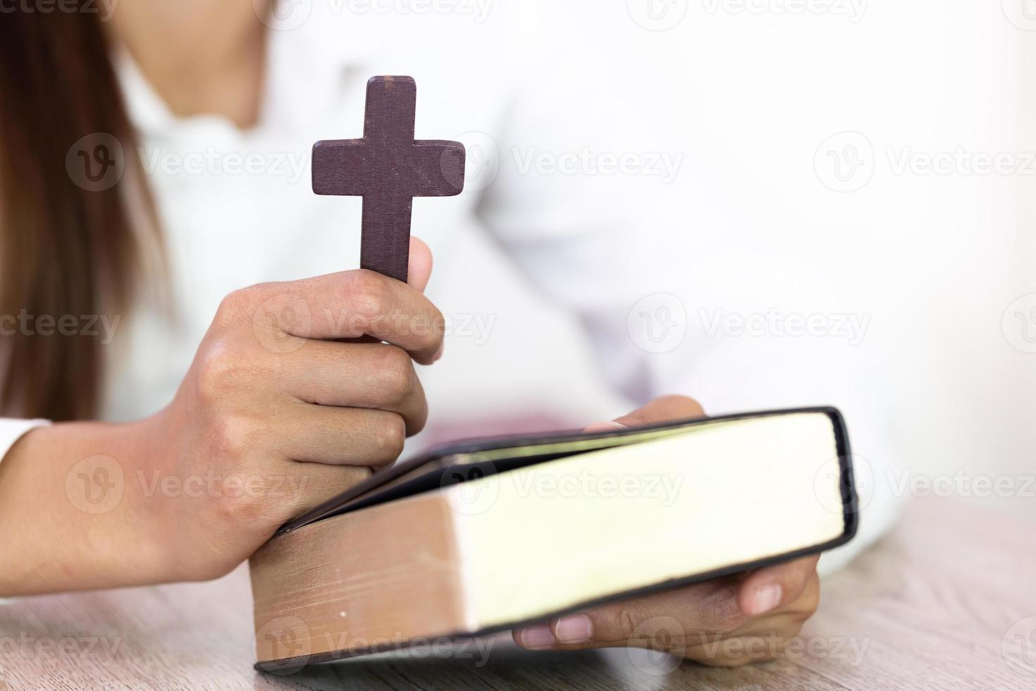 mujer cristiana manos rezando a dios. mujer reza por la bendición de dios para desear tener una vida mejor. oración de crisis de vida cristiana a dios. foto