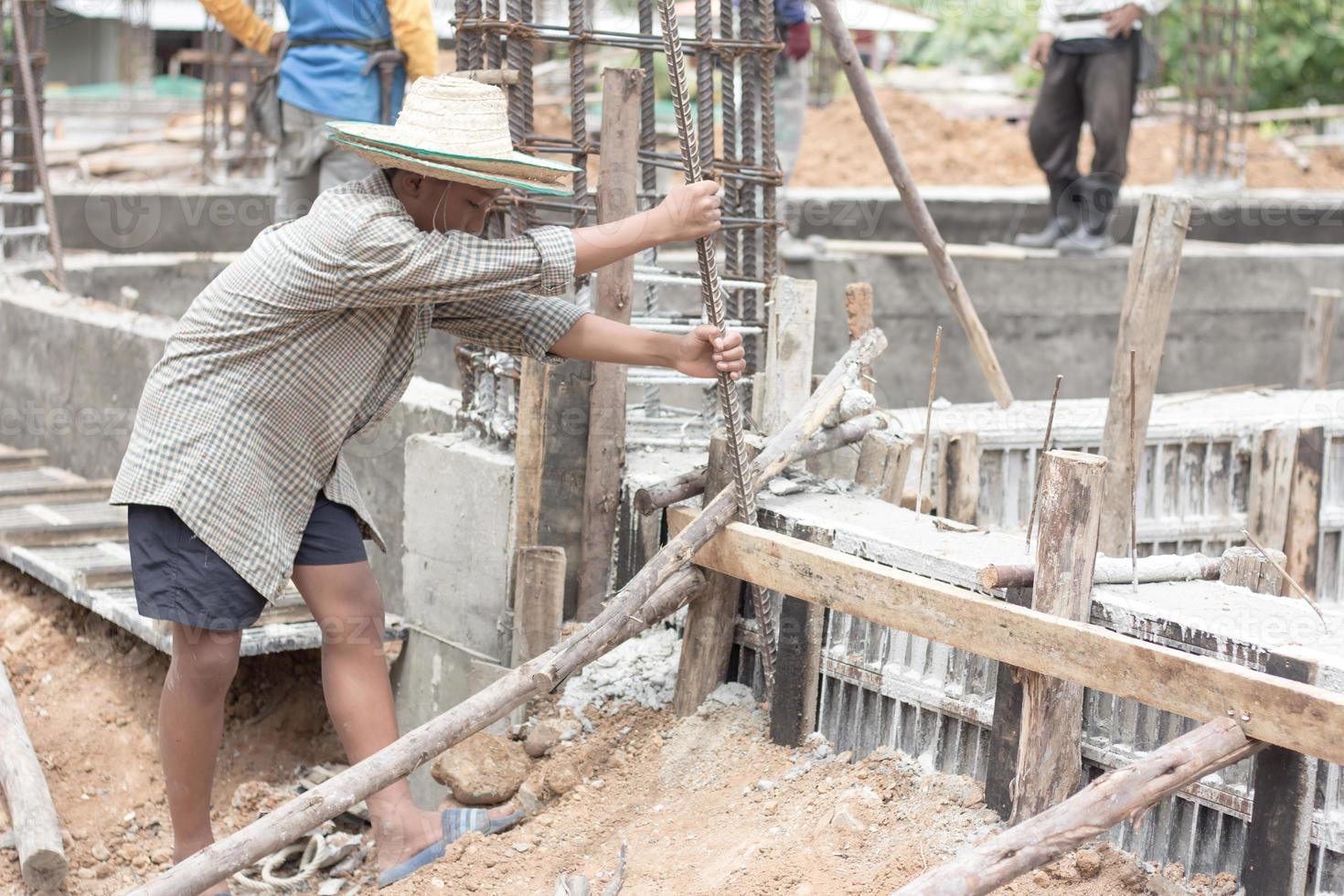 los niños se ven obligados a trabajar en la construcción, la violencia infantil y el concepto de trata, contra el trabajo infantil, el día de los derechos el 10 de diciembre. foto