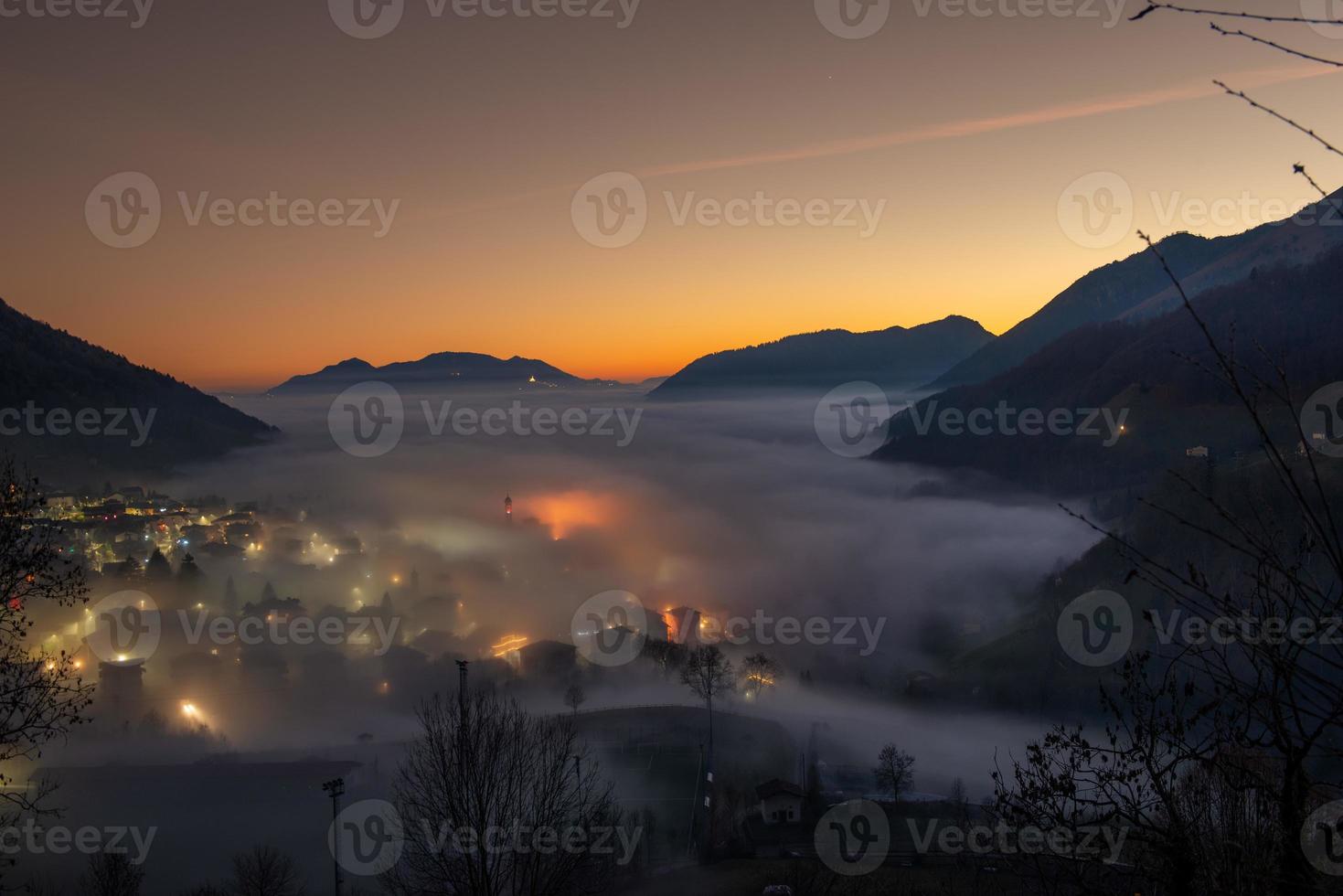 pueblo de montaña en la niebla foto