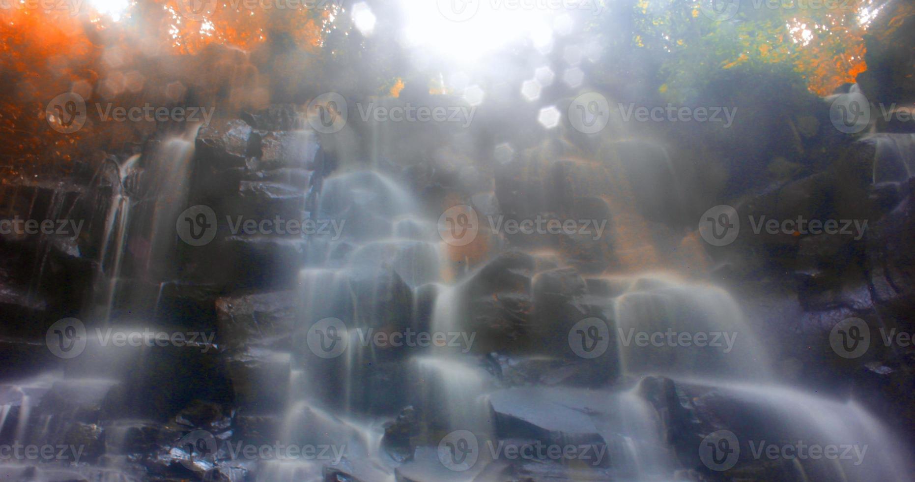 Photo a very beautiful waterfall that is still natural in a rural area.